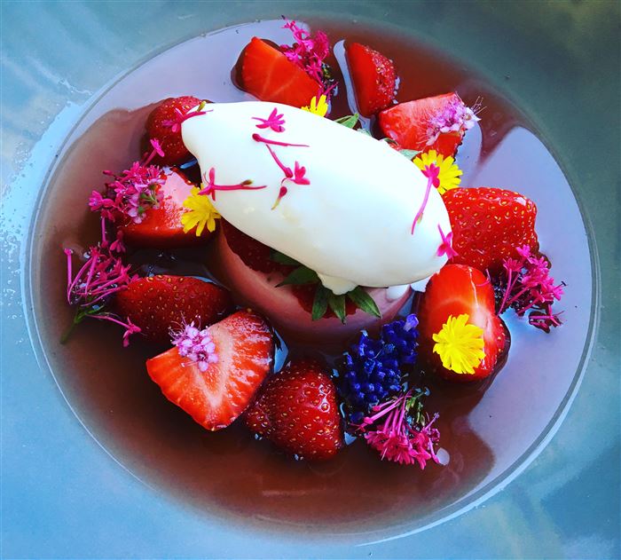 Rhubarb Jelly Hibiscus And Vanilla Ice Cream Marinated Strawberry Bild Av Kaigozo Cookniche